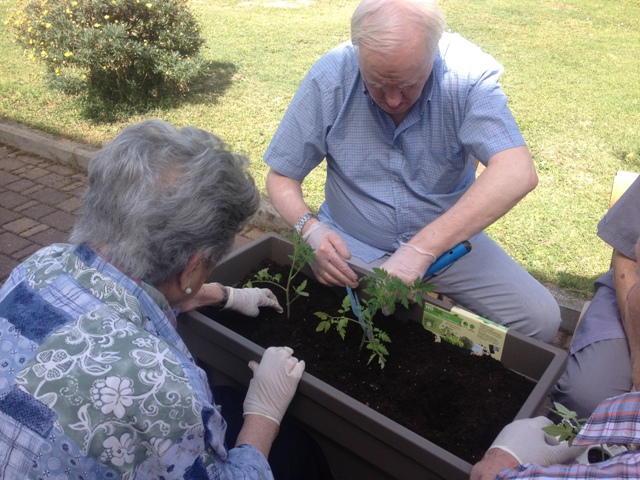 foto di ospiti rsa che svolgono laboratorio all'aperto