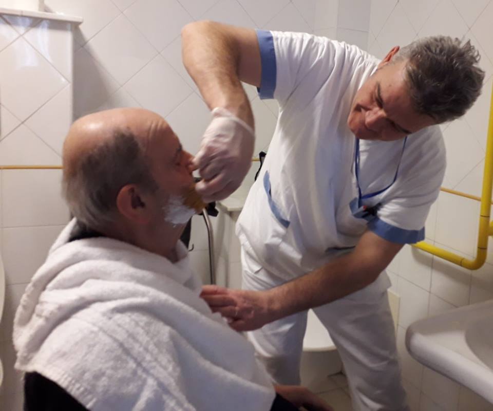 barbiere che si prende cura di un ospite della casa di riposo